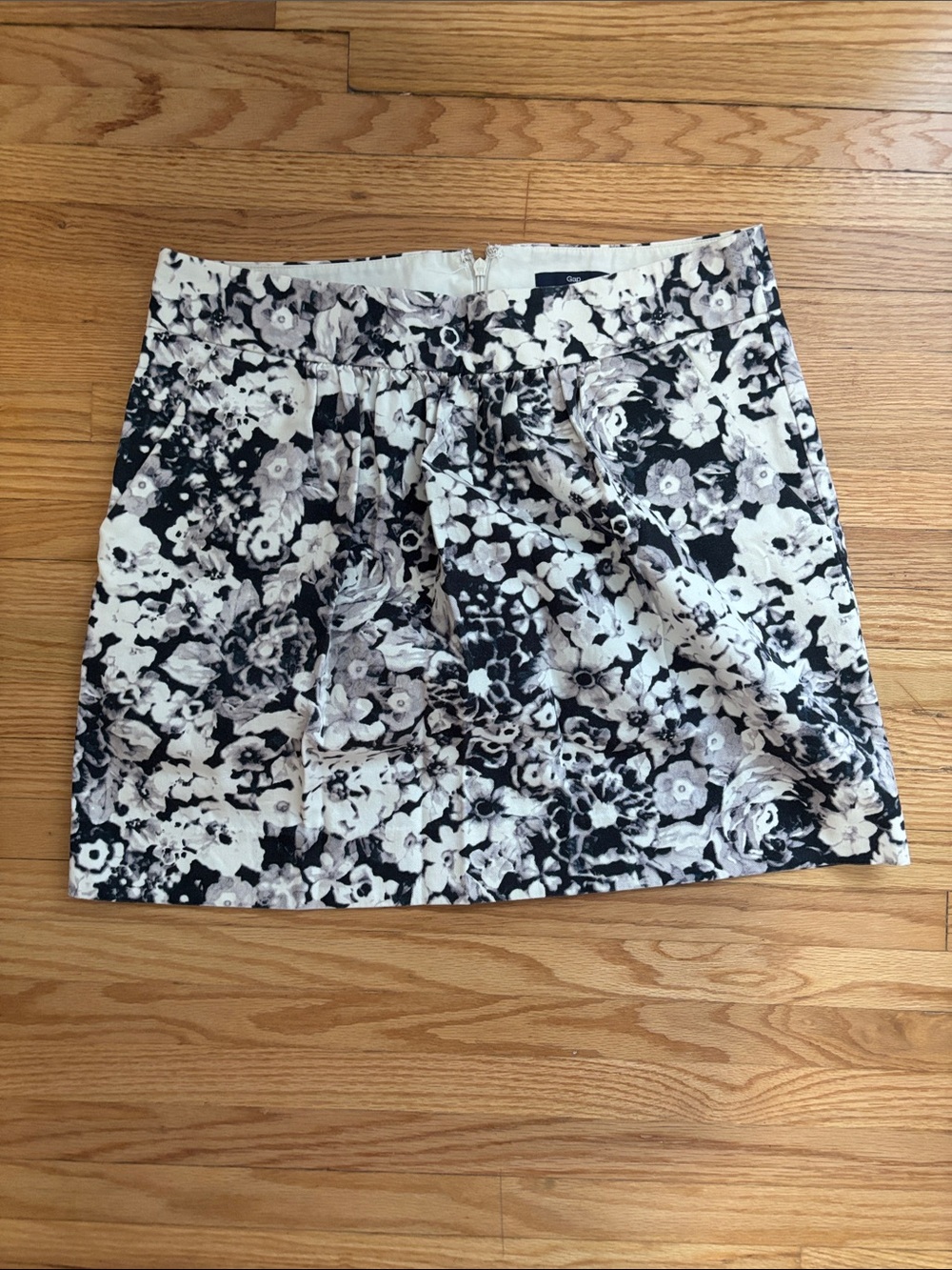 Black & White Floral Mini Skirt with Fitted Waist with Pockets